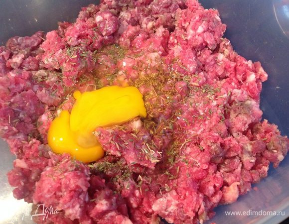 В фарш добавьте кумин, тимьян, яйцо.