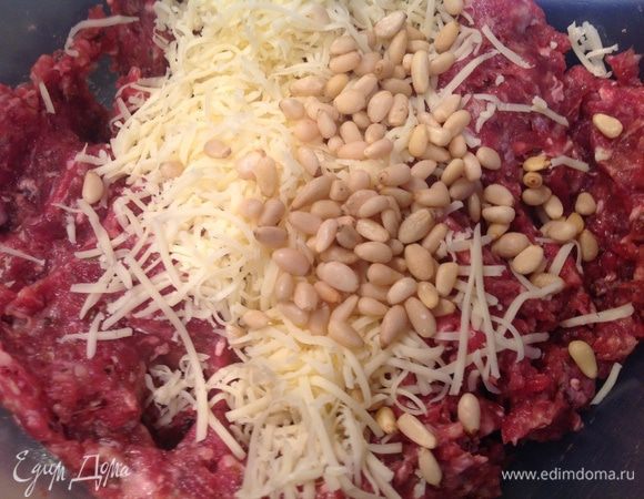 Кедровые орешки обжарьте на сухой сковороде, сыр натрите и тоже добавьте в фарш, посолите и поперчите, хорошо перемешайте.