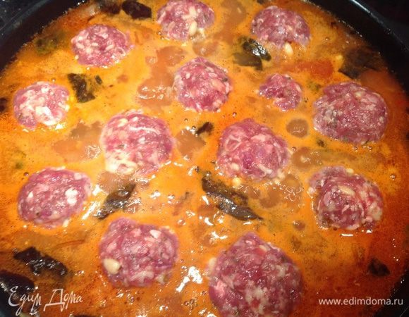 Сделайте 12 шариков, добавьте в кипящий соус. При необходимости добавьте кипяток. Накройте крышкой и тушите на медленном огне 15-20 минут.