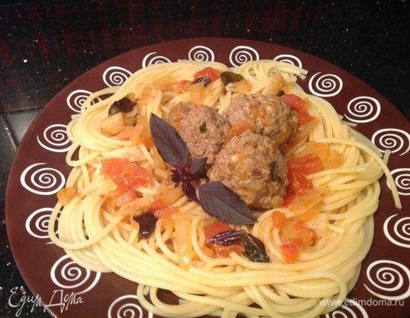 Выложите спагетти, посередине выложите тефтельки, обильно полейте соусом.