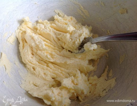 Растереть сахар с размягченным сливочным маслом.