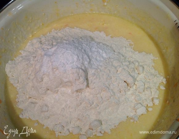 Непрерывно помешивая ввести яйцо. Добавить половину муки и разрыхлитель.