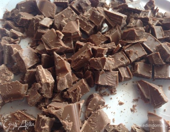 Шоколад раскрошить, добавить в тесто. Тесто вылить в формочки. Поставить в духовку разогретую до 180 градусов. Выпекать 50-60 минут, готовность проверить зубочисткой.