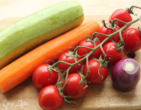 Подготовить овощи для салата... Набор овощей может варьироваться по вашему вкусу в зависимости от сезона. Можно взять цветную капусту, брокколи, баклажан, болгарский перец, спаржу, зеленый горошек или фасоль в стручках...