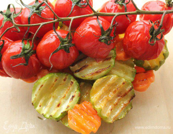 Переложить овощи в чашку и накрыть крышкой или затянуть пленкой на 10-15 минут.