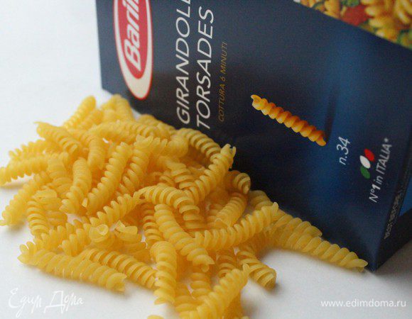 Пасту сварить в течение 6 минут, откинуть на дуршлаг.