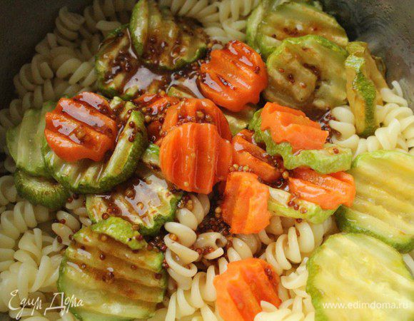 Соединить пасту с морковью и кабачками, заправить и аккуратно перемешать.