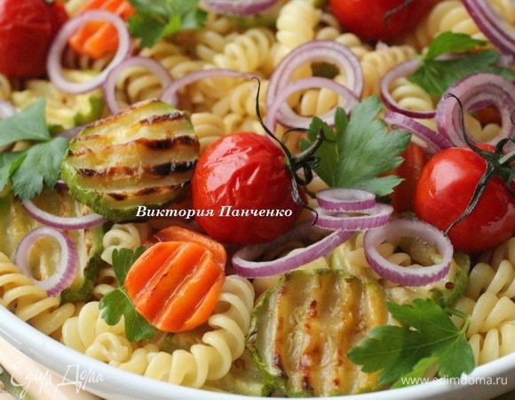 Переложить в большое блюдо, сверху выложить запеченные помидоры, колечки красного лука и листики петрушки. Подавать салат теплым! Приятного аппетита!!!