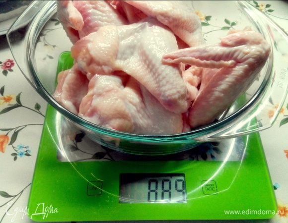 Хорошо промываем курицу.