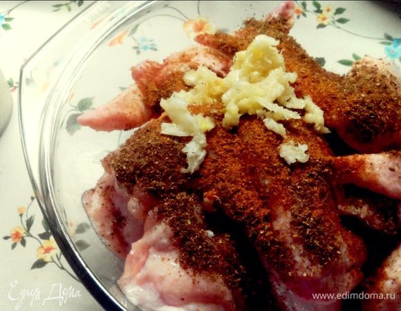 Натираем специями, чесноком, пропущенным через чеснокодавку (если нет особо времени на маринование, то можно  в толстых местах попротыкать вилкой).