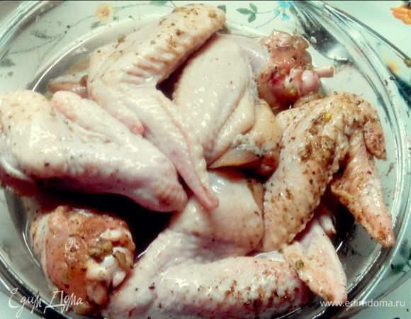 Заливаем водой на 2/3 посуды (если будете мариновать ночь, то лучше добавить чуть больше соли). Накрываем и ставим в холодильник.