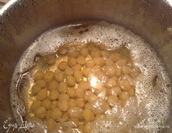 Нут замочить на 6-8 часов (каждые 2 часа менять воду).
Воду слить, залить новой водой. Поставить на огонь, дать закипеть, убавить до минимального и варить 1 час 20 минут.