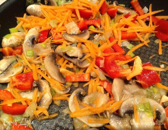 Добавить перец и морковь (морковь натереть на терке).