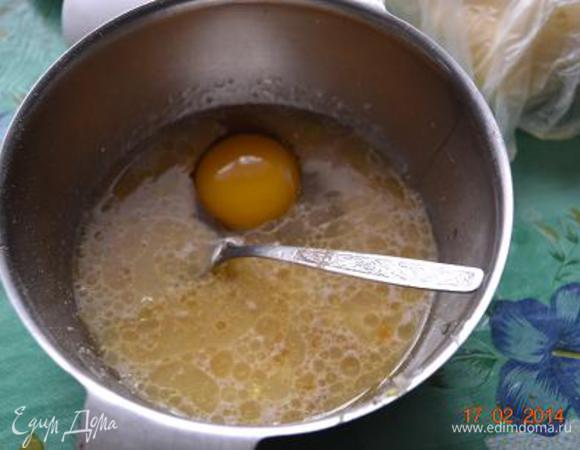 В воде растопить сливочное масло, соль, сахар,  пропущенный через чеснокодавку чеснок и растительное масло. Всыпать дрожжи, вбить яйцо перемешать вилочкой до однородности.