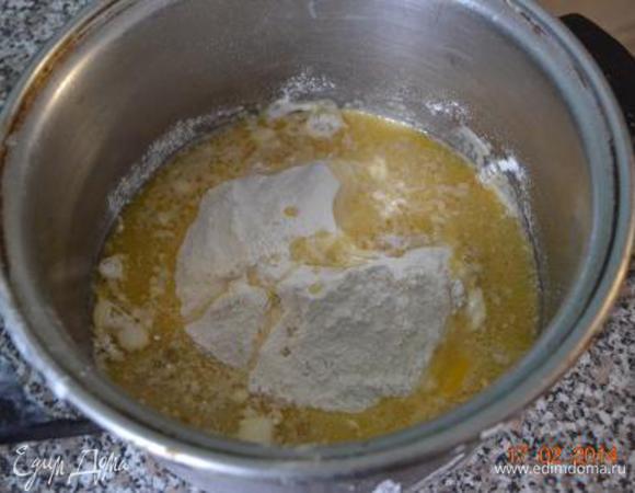 В глубокой миске просеять муку, влить дрожжевую воду