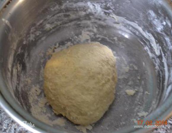 Замесить мягкое, немного липкое тесто. Накрыть и оставить в тепле на 1 час.