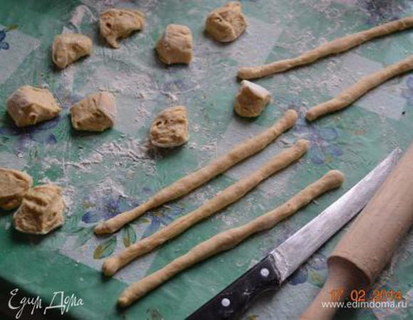 Подошедшее тесто разделить на 22 кусочка, которые раскатать в жгутики длиной 25 см.