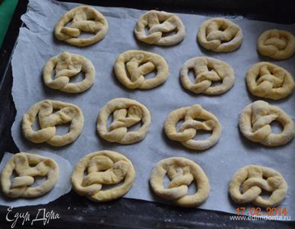 Скрутить крендельки...смазать желтком, посыпать кунжутом...