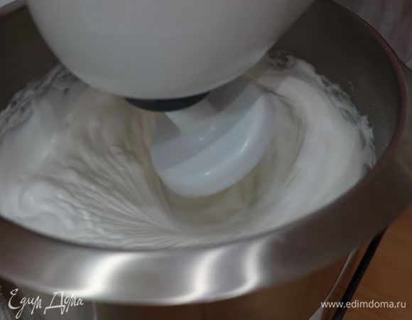 Белки взбить с остальной пудрой.
