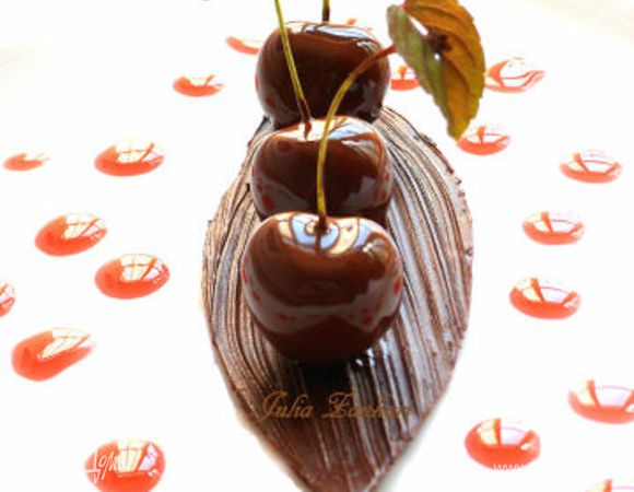 Вишню усаживаем в лодочку, вишневым сиропом делаем на тарелке капли. Листики мяты протыкаем, аккуратно насаживаем на хвостики вишни. Приятного аппетита!!!