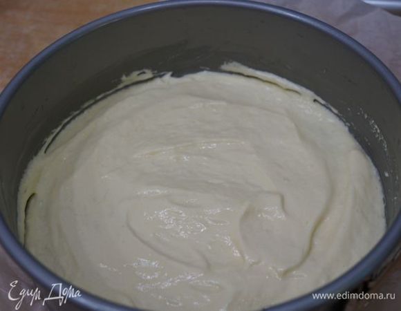 Форма 20-21 см; застелить пергаментом, бока смазать маслом; выкладываем 1/5 теста, разравниваем лопаткой.