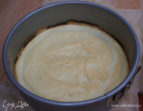 Выпекаем 5 коржей - каждый около 10 минут.