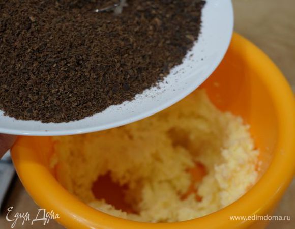 Добавляем какао и молоко (при желании замените сливками 10-15%), взбиваем.