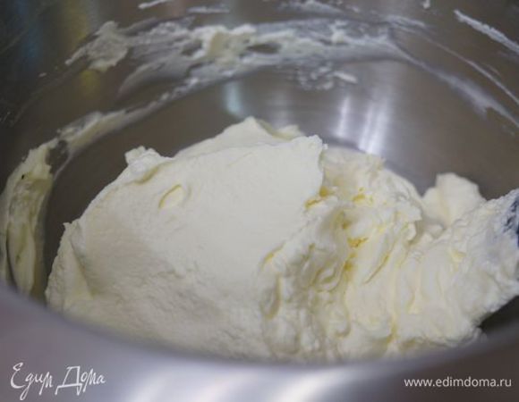 Сливочный крем. Желатин залить кипятком, перемешать до полного растворения; взбить охлажденные сливки, влить желатин и еще немного взбить.