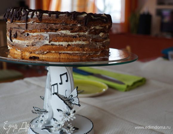 Торт украсить растопленным или тертым шоколадом. Приятного аппетита!