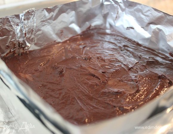 Собираем десерт. Ганаш распределить по поверхности брауни. (У меня нет квадратной разъёмной формы я использовала фольгу). Поставить в морозилку на 10-15 минут для застывания.