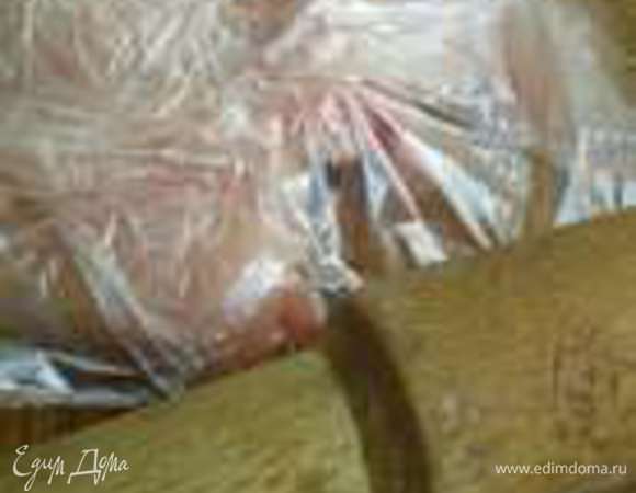 Куриное филе, помыть затем просушить салфеткой. Филе отбить, накрыв его пленкой. Я отбиваю скалкой, чтоб мясо сохранило как можно больше соков.