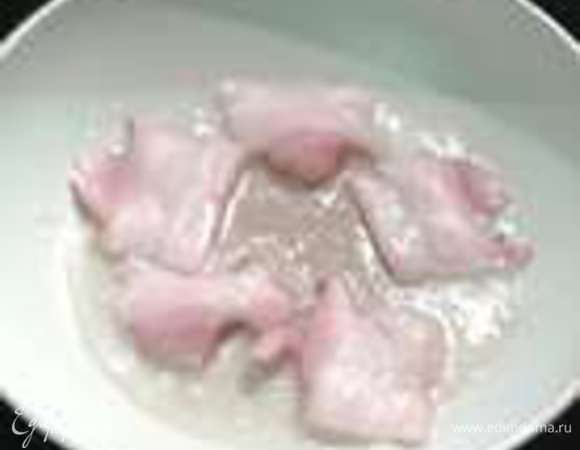 Небольшую сковородку разогреть, добавить чуточку оливкового масла, выложить нарезанный кусочками бекон. Обжарить до прозрачности.