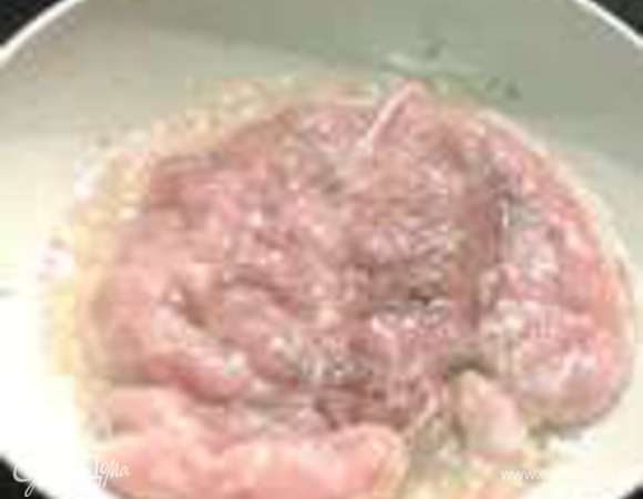 Затем, на этой же сковородке обжарить отбитое куриное филе.