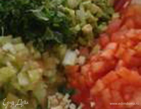 Помидор, авокадо, стебель сельдерея, раздавленный чеснок, веточку петрушки - нарезать, как можно мельче.