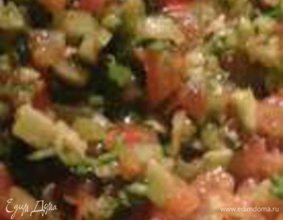 Добавить оливковое масло, сок лайма, соль, черный молотый перец, острый красный перец все смешать. Немного подавить вилкой для более однородной консистенции. Соуса получается на три таких бутерброда.