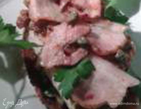 В заключении на курицу кладем обжаренный бекон, украшаем зеленью и каперсами. Подавать сразу!