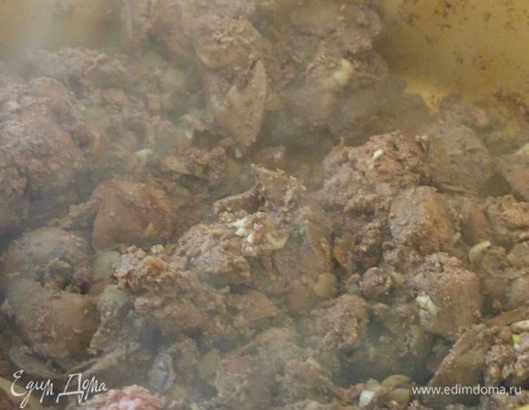 Печень вымыть и очистить.
Лук  и чеснок мелко порезать. Батат натереть на терки. Зелень порубить.
Лук с печенкой обжарить минут 5 - 6.
