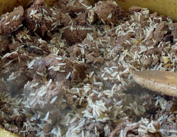 Добавить рис и чеснок, аккуратно помешивая по тушить минуты 3.
