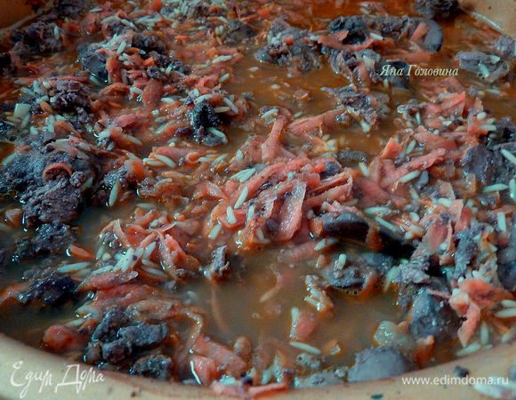 Добавить все остальные ингредиенты , залить всё 3 стаканами (720 мл) горячей воды . Довести до  кипения и готовить на очень низком огне 30 минут . Выключить плиту и дать постоять 15 минут с закрытой крышкой.
