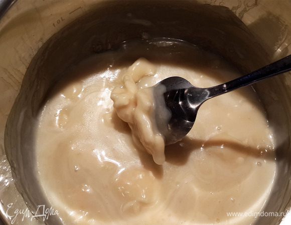 Растопить на медленном огне сливки и белый шоколад.