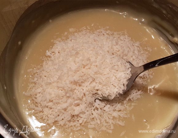 Добавить кокосовую стружку.