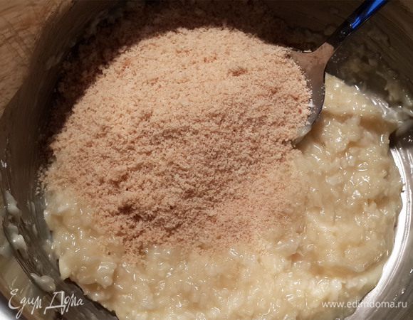 Затем насыпать раскрошенное печенье (можно растереть руками или с помощью блендера).