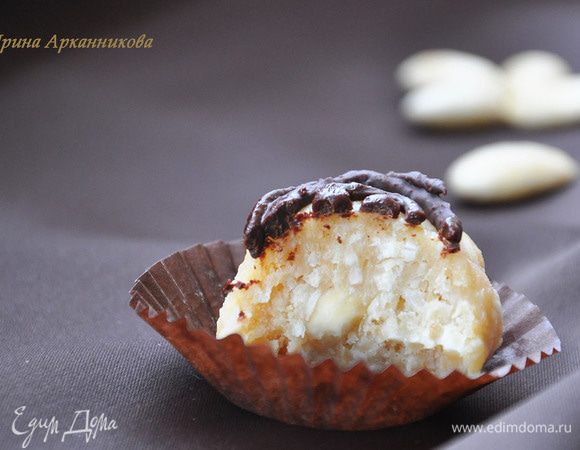 Вытащить из холодильника и нанести узор. Для этого растопить в СВЧ шоколад и масло, смешать их. Покрыть конфетки и поставить в холодильник до застывания узора. 
