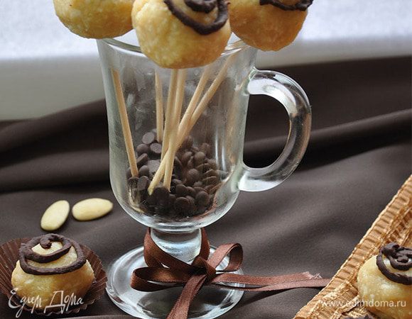 Готовые конфетки можно наткнуть на деревянные палочки и вот так подать гостям!