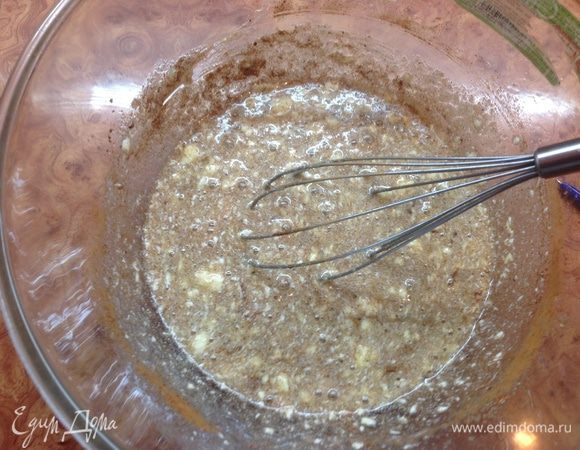 Смешать все влажные составляющие нашего пирога и отдельно смешать все сухие ингредиенты. Хорошо их перемешать вместе и добавить чернослив, еще раз перемешать. Смазать форму 9/13 маслом, вылить тесто  и поставить в духовку разогретую до 180 на 35-40 минут. НЕ ПЕРЕПЕКАТЬ . 