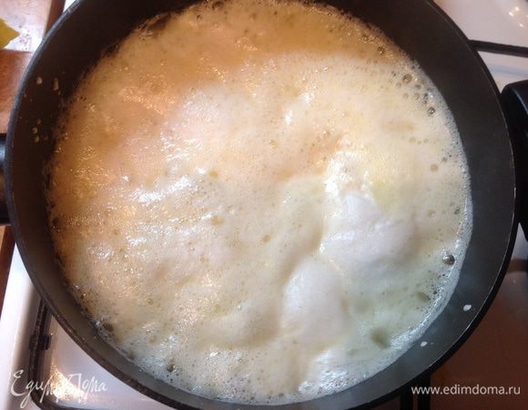 Когда до конца приготовления пирога останется около 5 минут.  Сложить все ингредиенты для глазури поставить на средний огонь. Глазурь не нужно мешать, она должна быть коричневого цвета и тягучей, но не такой как леденец.