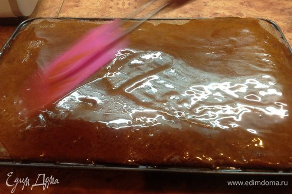 Вылить глазурь на пирог и лопаточкой разровнять ее по всей поверхности.