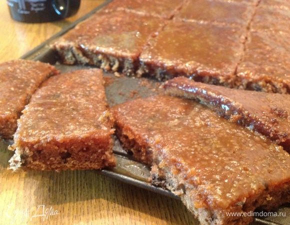 Получается очень вкусно, у пирога влажная структура. Его можно подать с мороженым или взбитыми сливками.