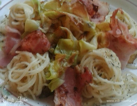 На тарелку выложить горячие спагетти, положите на них приготовленный бекон, кабачок, посыпьте немного сыром пармезан. Предложите оставшийся сыр отдельно. 