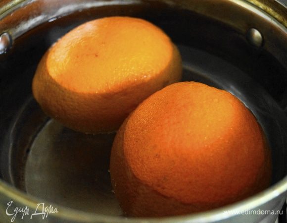 Для начала нужно сварить апельсины: апельсины сложить в кастрюлю, залить холодной водой, так чтобы она покрывала их сверху. Поставить на огонь, дать закипеть и варить 25 минут. После этого слить горячую воду и залить апельсины снова холодной водой. Варить еще 25 минут и слить воду.